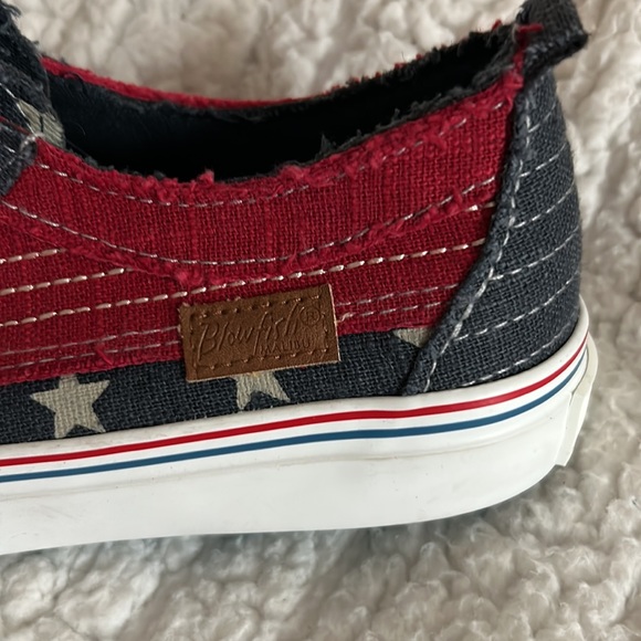 NWOB Ladies Red, White, & Blue Blowfish Slip On Shoes, Size 6 - Picture 6 of 9